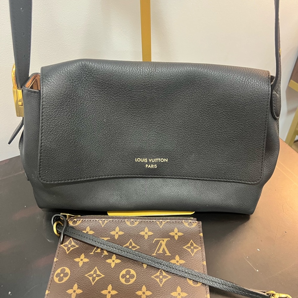 Louis Vuitton low key messenger bag like new